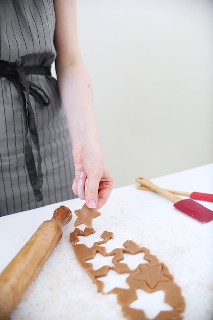 Faire des biscuits au pain d'épice de Noël