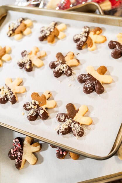 Faire des biscuits au sucre découpés au chocolat et aux noisettes