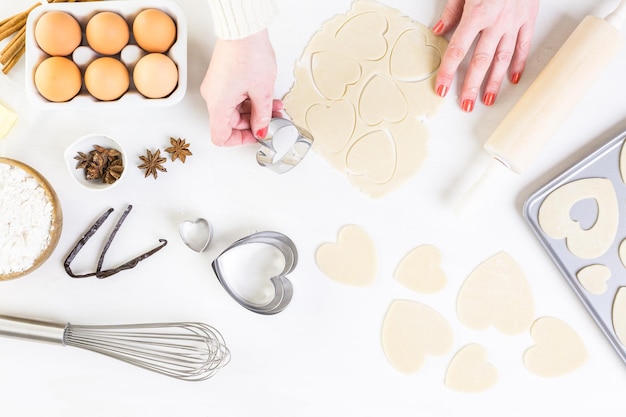 Faire des biscuits au sucre en forme de coeur pour la Saint-Valentin.