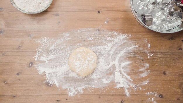 Faire des biscuits au sucre de Noël pour le Père Noël.