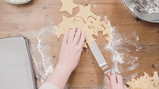 Faire des biscuits au sucre de Noël pour le Père Noël.