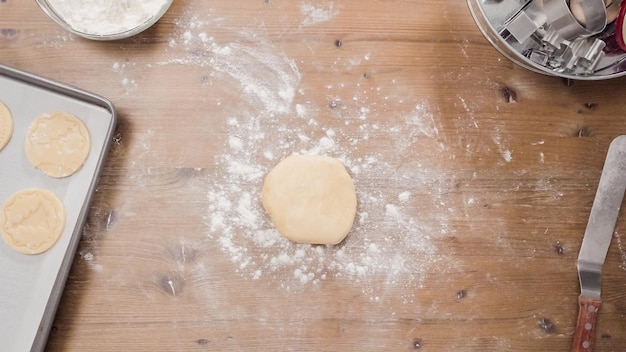 Faire des biscuits au sucre de Noël pour le Père Noël.