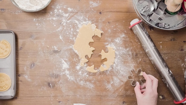 Faire des biscuits au sucre de Noël pour le Père Noël.