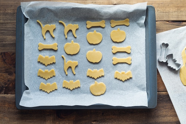 Faire des biscuits de différentes formes pour Halloween. Biscuits coupés avant la cuisson. Espace de copie.