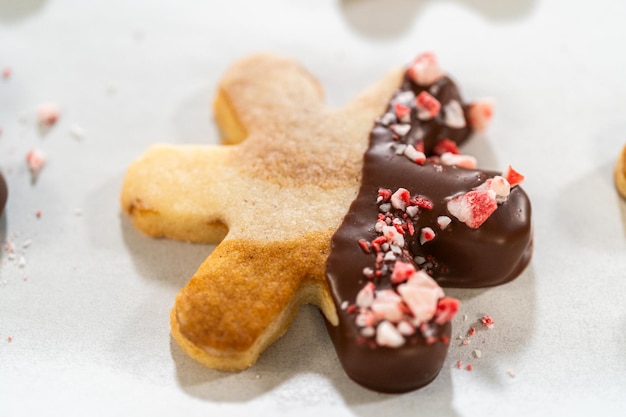 Faire des biscuits en forme d'étoile avec du chocolat et des chips de menthe poivrée