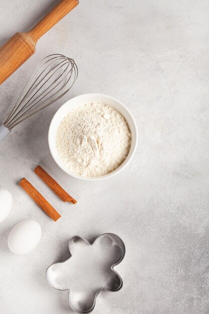 Faire des biscuits de Noël dans la cuisine