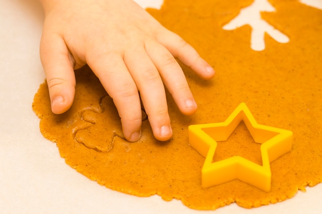 Faire des biscuits de Noël faits maison sous différentes formes.