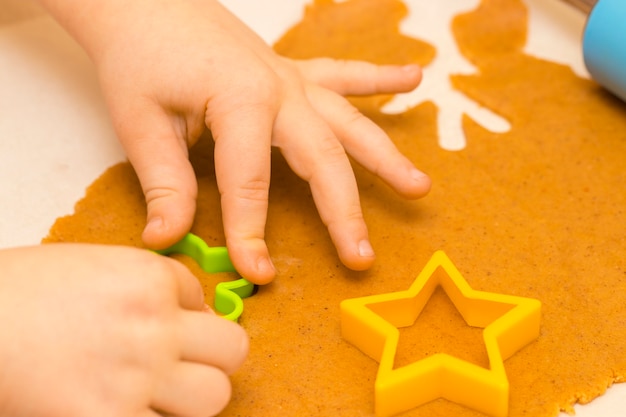 Faire des biscuits de Noël faits maison sous différentes formes.