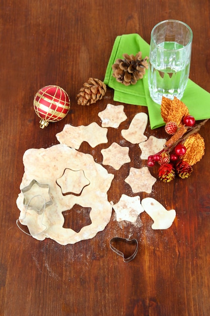 Faire des biscuits de Noël sur une table en bois