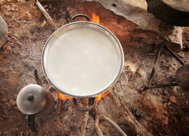 Faire bouillir du lait de chèvre sur la cuisinière