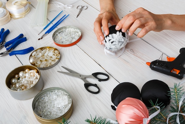 Photo faire des boules de noël élégantes noires artisanales avec de la dentelle.