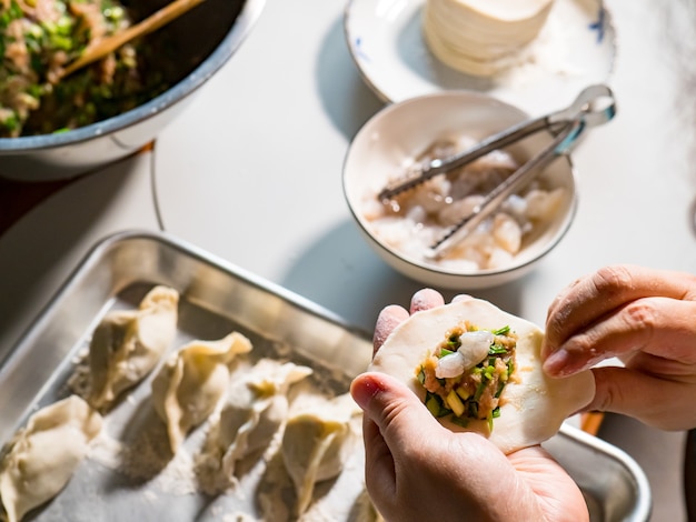 Faire des boulettes avec de la viande hachée