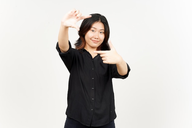 Faire cadre avec les mains d'une belle femme asiatique isolée sur fond blanc