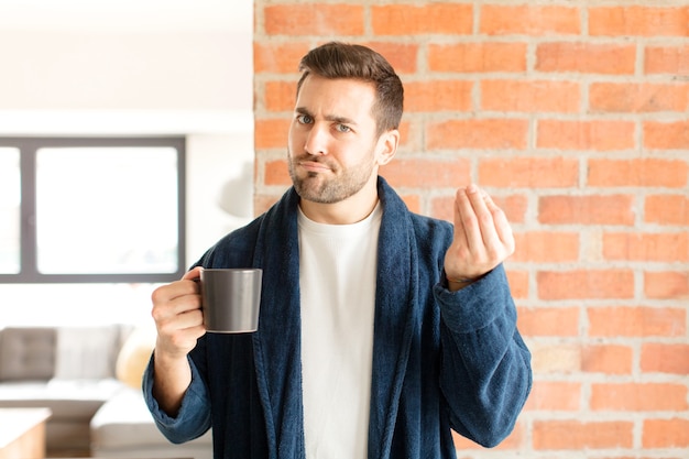 faire un capice ou un geste d'argent, vous disant de payer vos dettes !