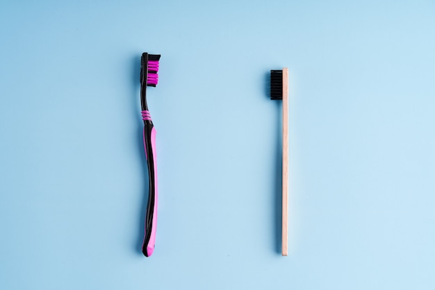 Faire le choix entre une brosse à dents en plastique et une brosse à dents écologique en bambou. Tendances éco mondiales.