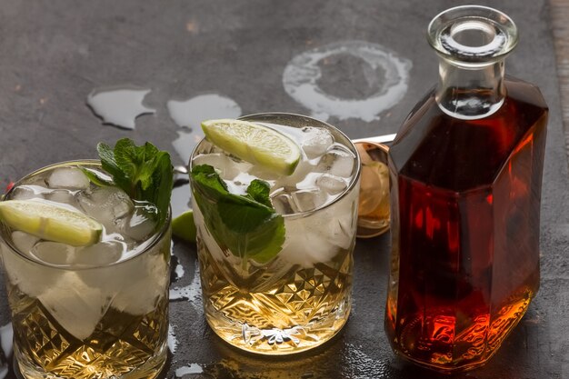 Photo faire un cocktail alcoolisé avec du rhum, de la glace et du citron vert