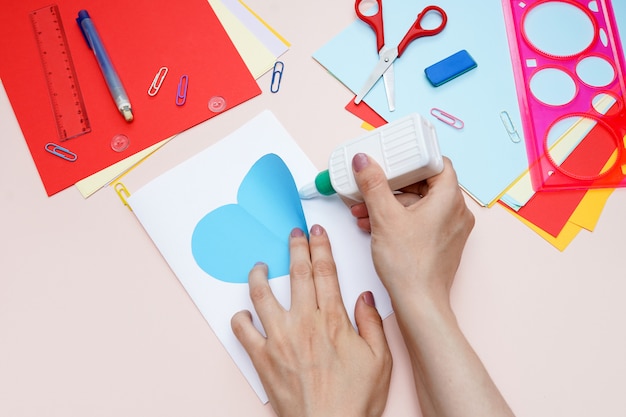 Faire coeur de carte de voeux avec moustache pour la fête des pères