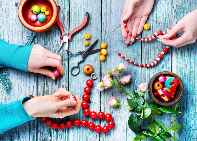 Faire des colliers de perles colorées