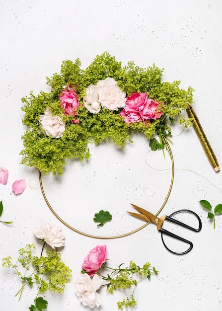 Photo faire une couronne de fleurs de rosa d'été avec une fleur de manteau de dame verte