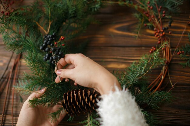 Faire une couronne de Noël rustique