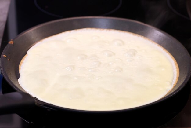 Faire des crêpes maison la pâte dans une poêle