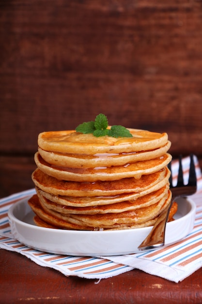 Faire Des Crêpes Le Mardi Gras Dans Un Bol Blanc