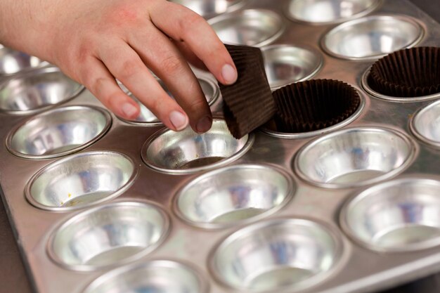 Faire des cupcakes au magasin de cupcakes.