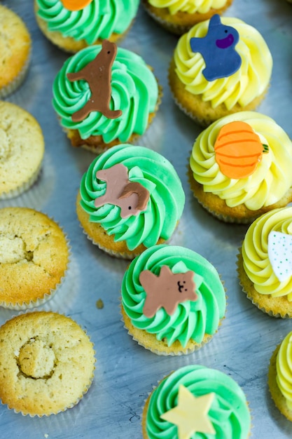 Faire des cupcakes multicolores pour la fête d'anniversaire des enfants.