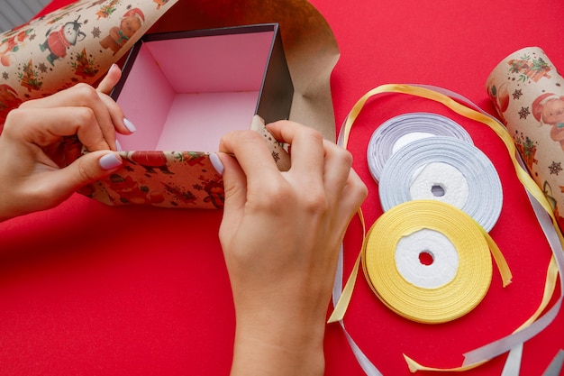 Faire et décorer des coffrets cadeaux de Noël faits à la main sur fond de table en bois