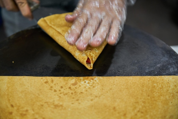 Faire de délicieuses crêpes sur un gril avec des fruits et du chocolat