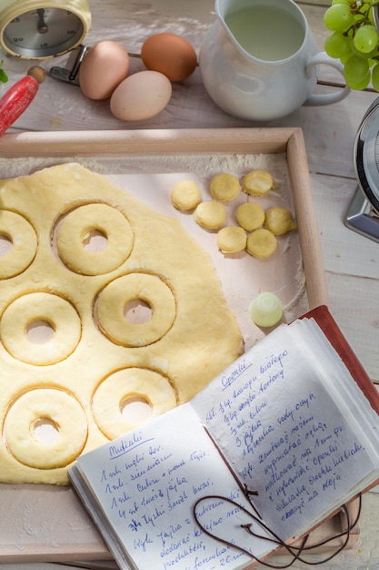 Faire de délicieux beignets dans la cuisine ensoleillée