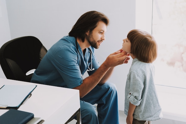 Photo faire le diagnostic kids examen des ganglions lymphatiques.