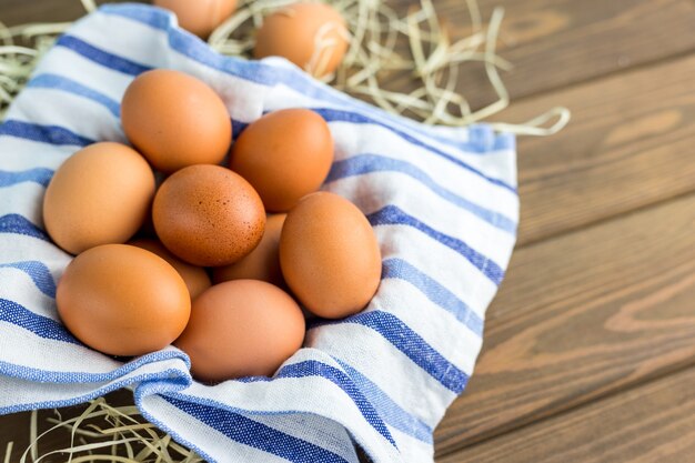 Faire dorer les œufs de poule avec un chiffon sur la table en bois.