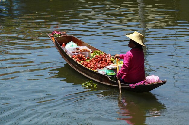 Faire du bateau, vendre des fruits, vendre de la nourriture, avoir l'air attrayant