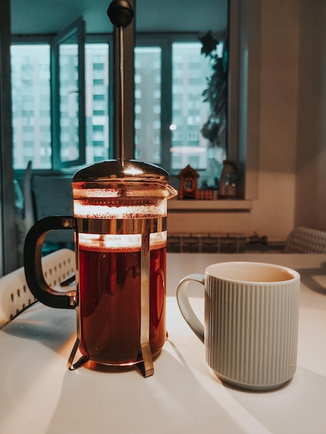 Faire du café dans une presse française le matin