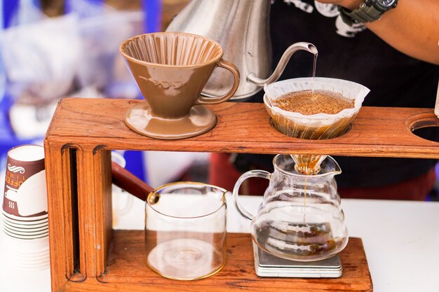 Faire du café frais à la main.