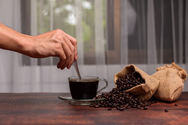 Faire du café à la main pour l'énergie