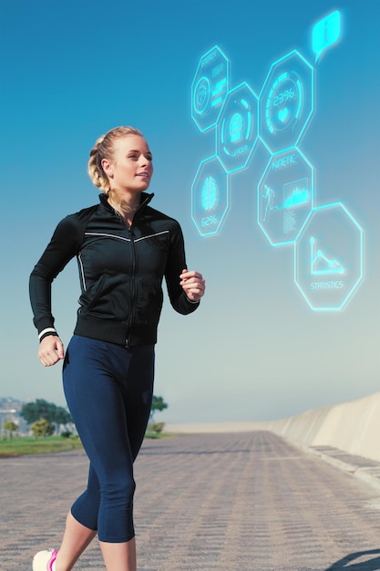 Faire du jogging blonde sur la jetée contre l'interface de remise en forme