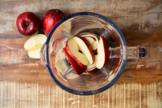 Faire du jus avec des pommes, vue de dessus du mélangeur.