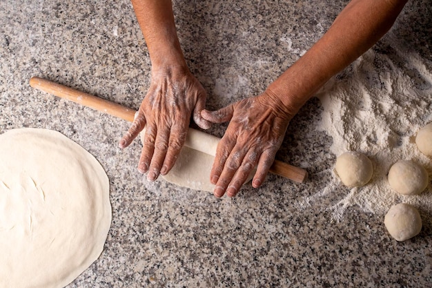 Faire du pain avec une pâte à levure au rouleau à pâtisserie à la turque