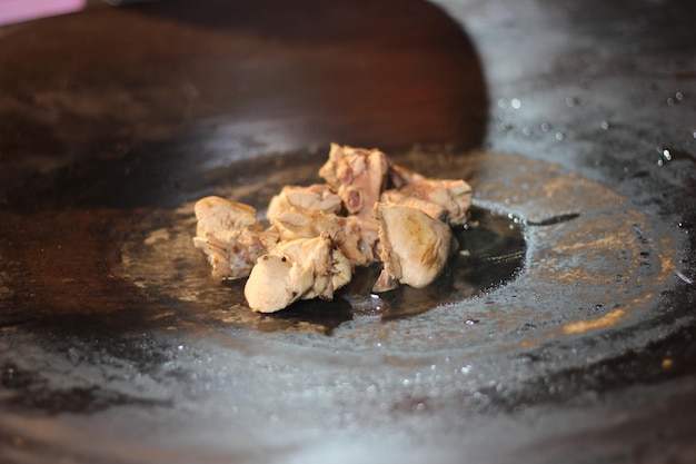 Photo faire du poulet karahi sur une plaque chauffante à vue