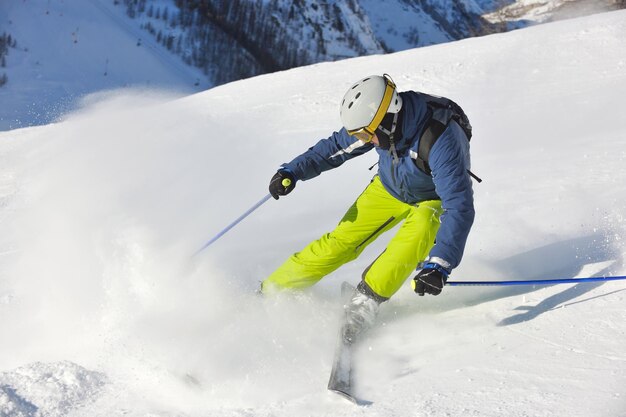 faire du ski sur de la neige fraîche en hiver par une belle journée ensoleillée