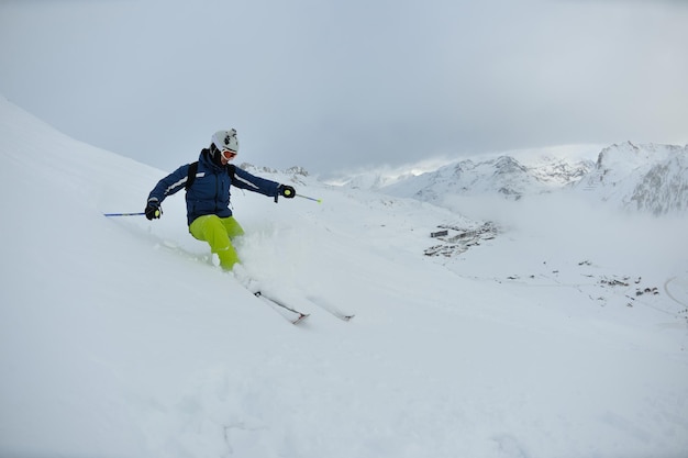 faire du ski sur de la neige fraîche en hiver par une belle journée ensoleillée