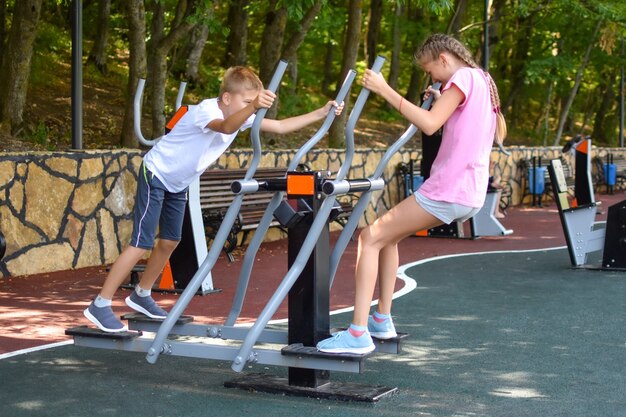 Faire du sport ensemble. travail en équipe. garçon et fille jouent ensemble.