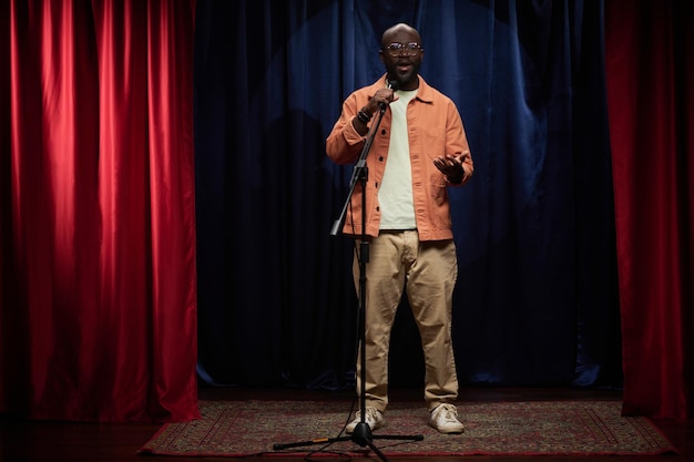 Faire du stand-up comique sur scène avec un microphone