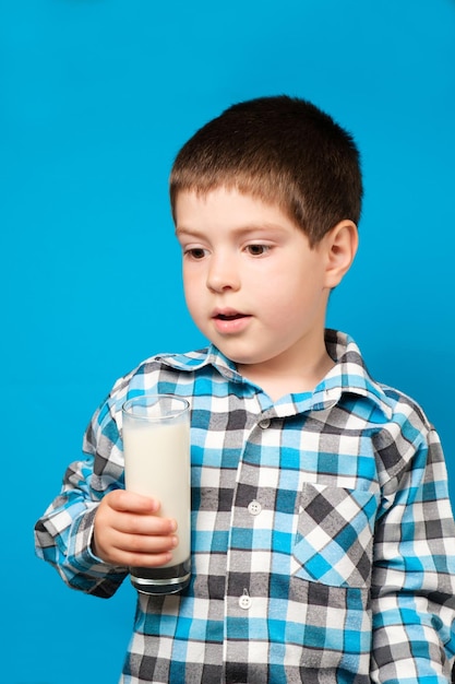 Faire du thé au lait du lait à partir d'un pichet en verre est versé dans du thé anglais noir