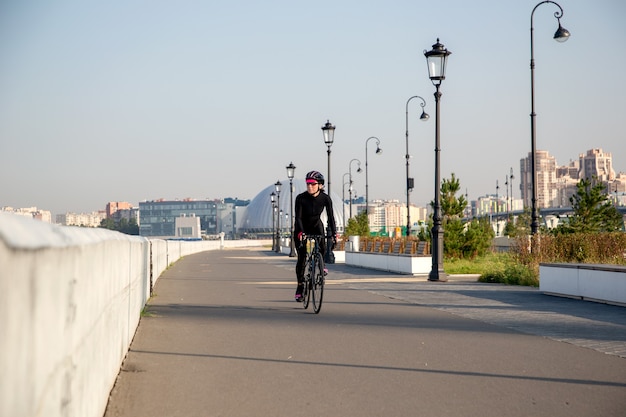 Faire du vélo dans le parc de la ville