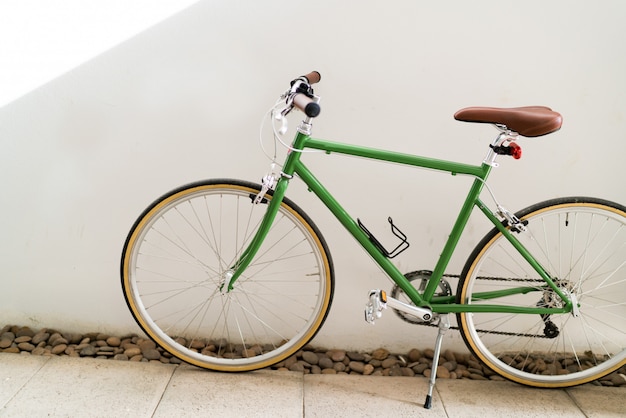 Faire du vélo en milieu urbain, concept de transport écologique.