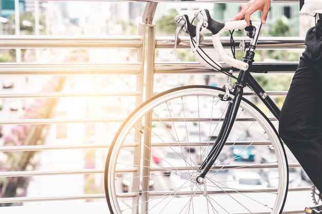 Faire du vélo sur un pont surélevé sur un embouteillage