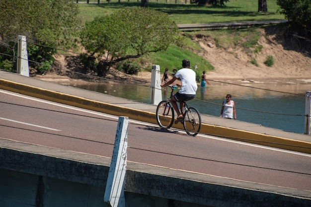 Faire du vélo sur un pont